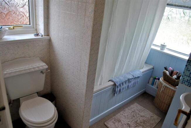 FIRST FLOOR BATHROOM