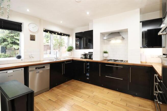 4 bed Terraced for sale Image 2