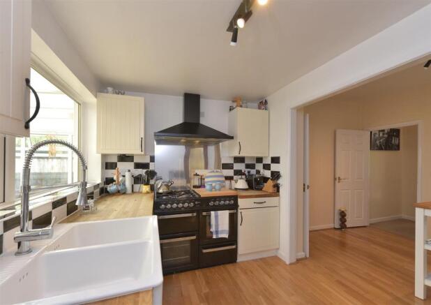 Kitchen 2.jpg