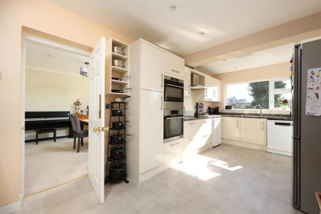 16 Silbury Rise 6.JPG