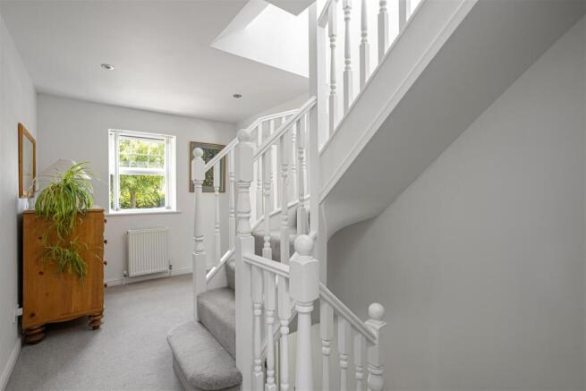 5 bed Detached for sale Image 11