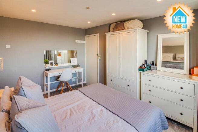 MAIN BEDROOM: