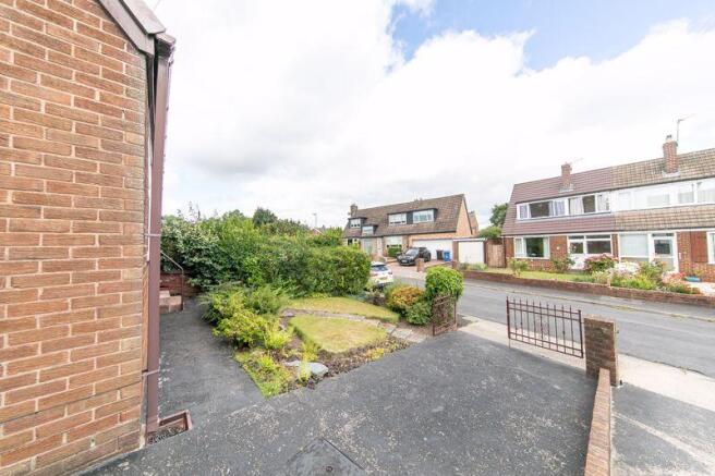 Front garden & driveway