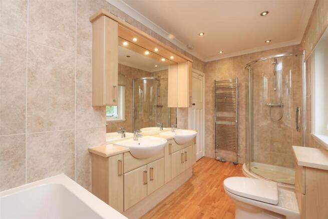Ensuite bed2.jpg