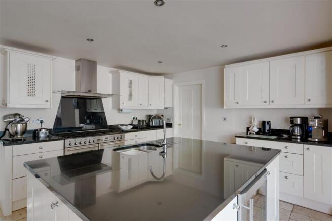 5 bed Detached for sale Image 9
