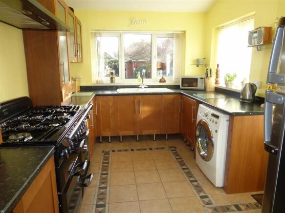 FITTED KITCHEN