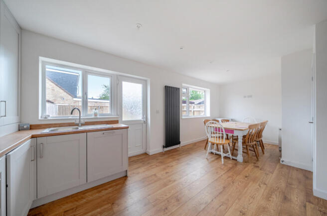 4 bed Bungalow for sale Image 4