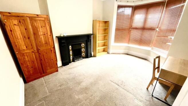 4 bed Semi-Detached to rent Image 4