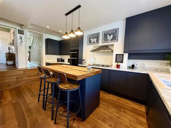 6 bed Semi-Detached for sale Image 6