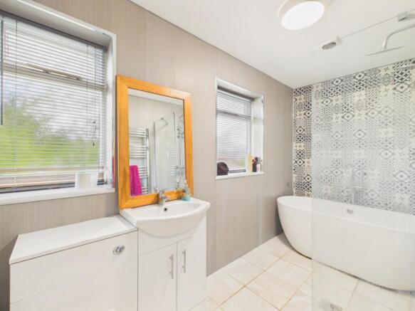 4 bed Detached for sale Image 11