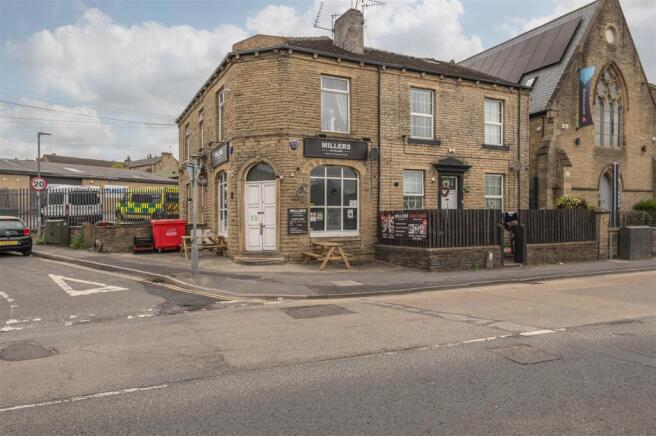 05 - 64 Huddersfield Road HX5 9AA.jpg