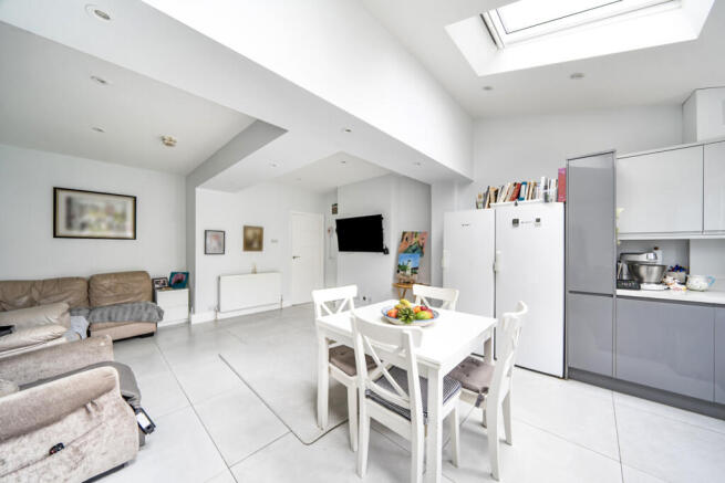 1347234-4-68b57fc...