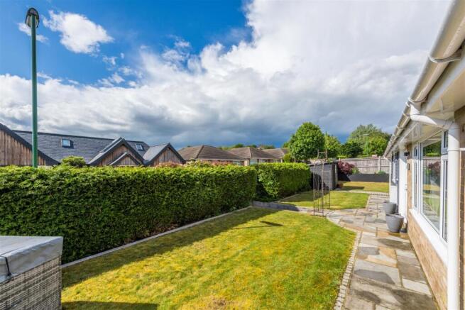19 Highlands Close-27.jpg