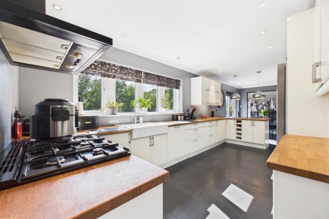 5 bed Detached for sale Image 5