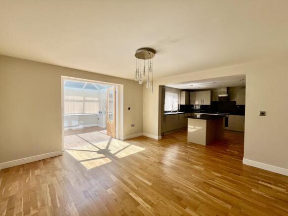 5 bed Detached to rent Image 4