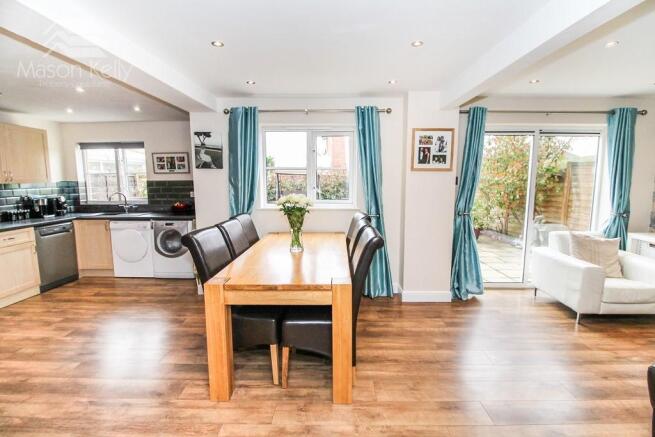 KITCHEN/FAMILY ROOM