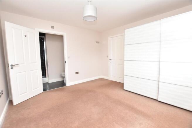 5 bed Detached for sale Image 12