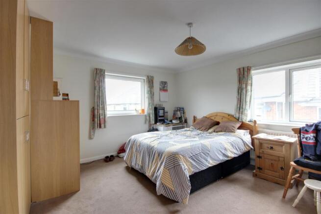6 bed Detached for sale Image 11