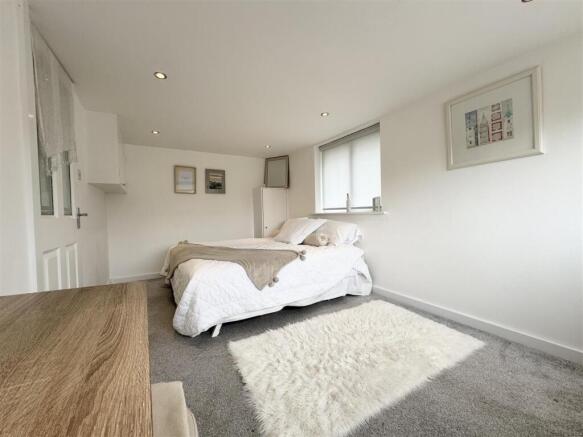 4 bed Detached for sale Image 8