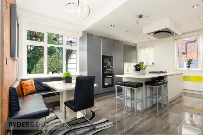 5 bed Detached for sale Image 11