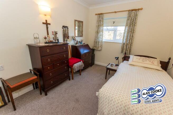 DOUBLE BEDROOM