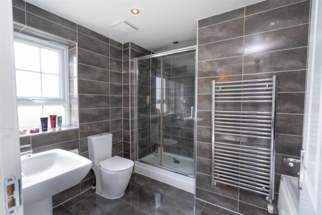 5 bed Detached for sale Image 11