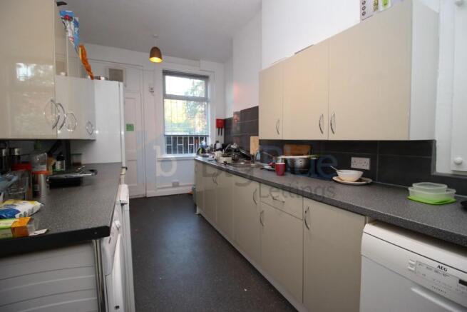 8 bed Terraced to rent Image 4