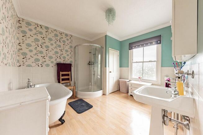 Bathroom W.C (1)