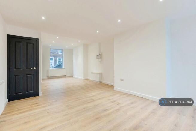 3 bed Terraced to rent Image 6