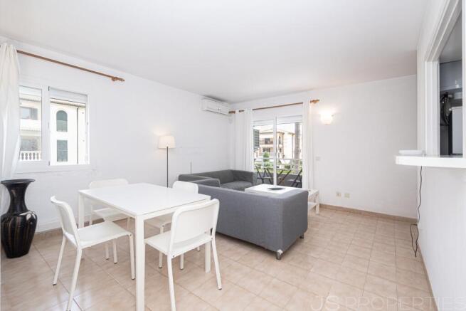 Apartment for sale in Puerto Pollensa with an excellent location, close to the beach and ready to move into.