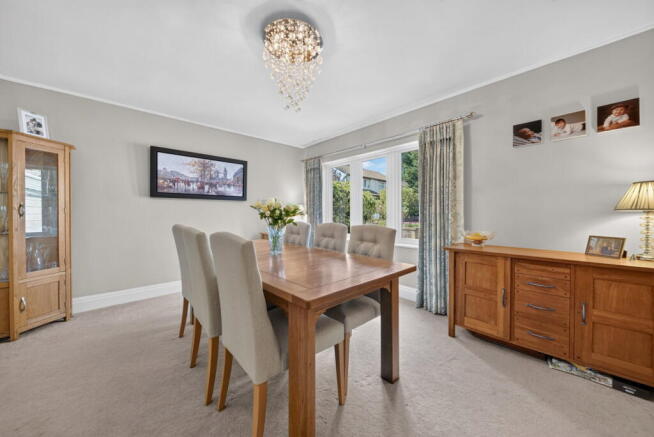 5 bed Detached for sale Image 11