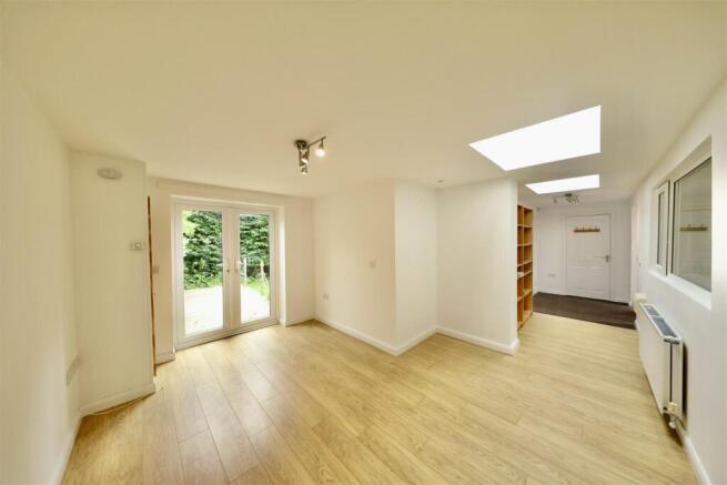 5 bed Detached for sale Image 4
