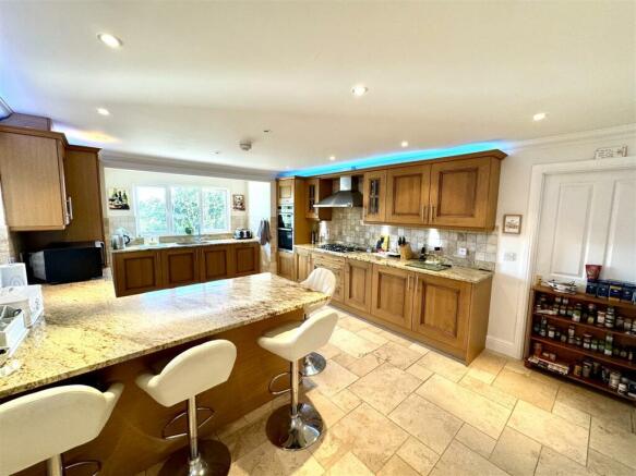 KITCHEN/BREAKFAST ROOM