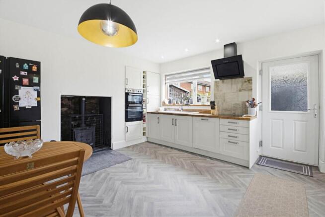 4 bed Semi-Detached for sale Image 8