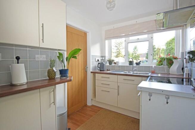 33 Elmley Close, kitchen b.jpg