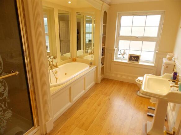FAMILY BATHROOM