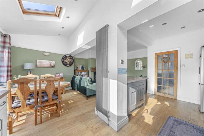 4 bed Semi-Detached for sale Image 11