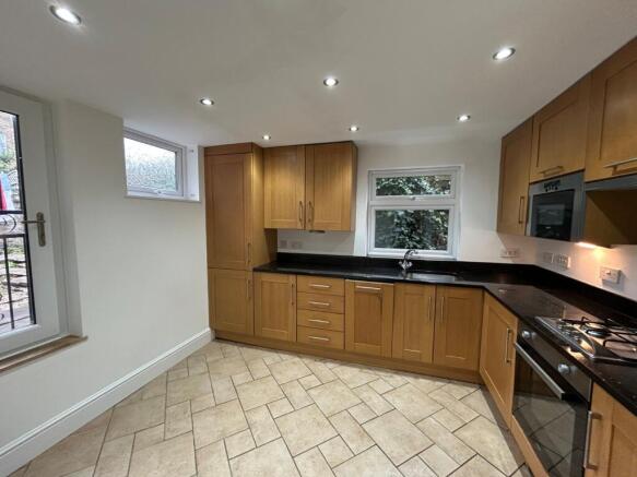 3 bed Terraced to rent Image 4