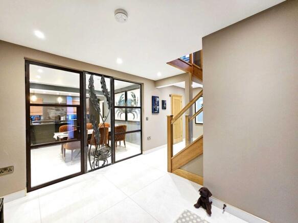 5 bed Detached for sale Image 4