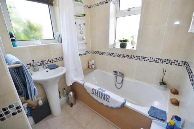 4 bed Detached for sale Image 12
