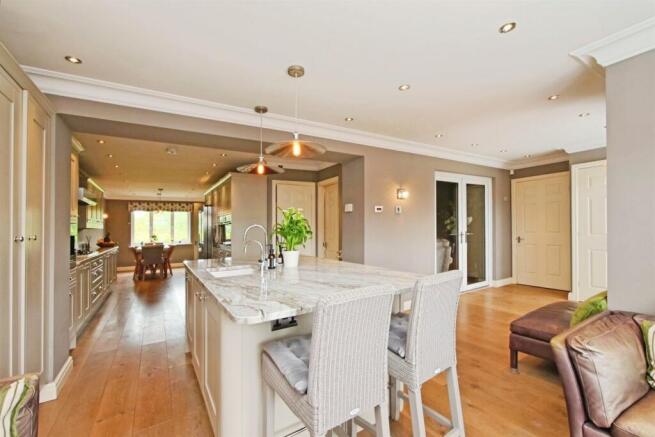 4 bed Detached for sale Image 4