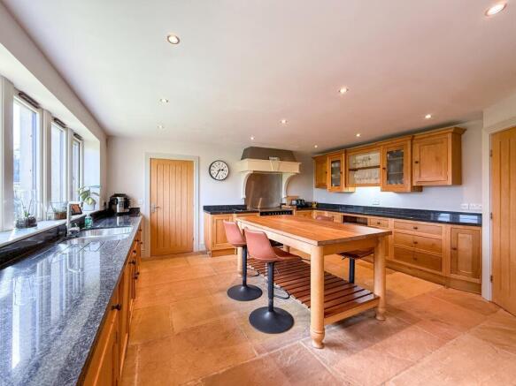 4 bed Detached for sale Image 4