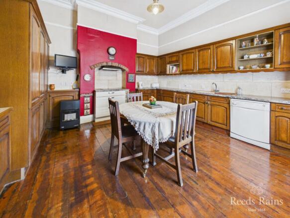 7 bed Detached for sale Image 6