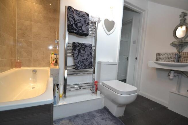Main bathroom 