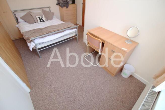4 bed House to rent Image 9