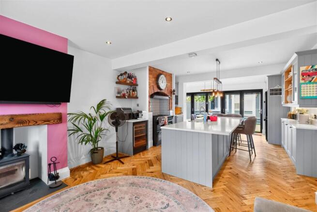 4 bed Semi-Detached for sale Image 6