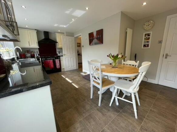 Family breakfast table & chairs