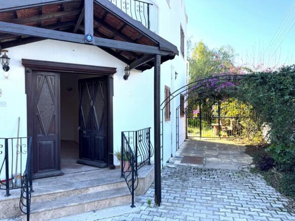 Prestigious Villa on a Large Plot in Ozankoy, Kyrenia ? Strategic Location, Strong Investment potential Image 9999 3
