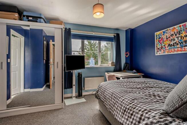 5 bed Detached for sale Image 10
