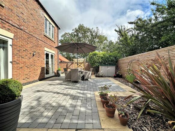 Low Maintenance Rear Garden 596